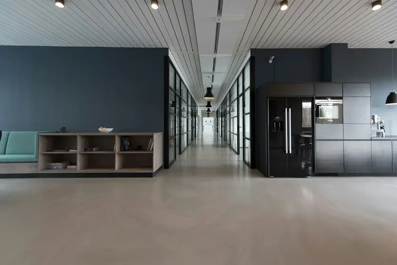 Bureau met laptop en documenten, kantooromgeving