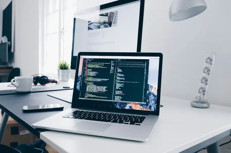 Persoon achter laptop, gefocust aan het werk