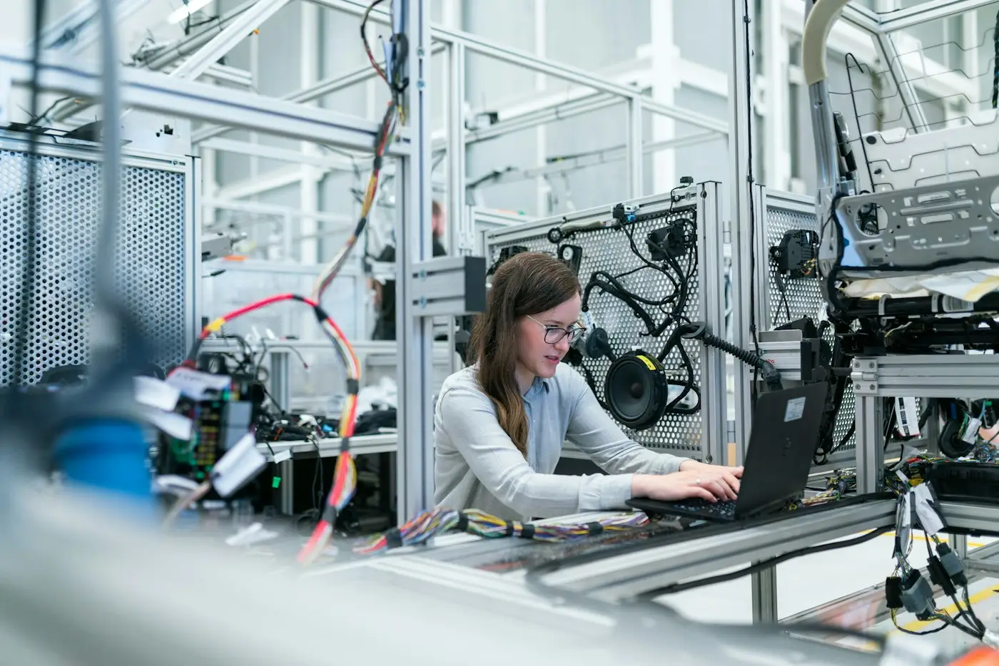 Iemand aan het werk achter een laptop